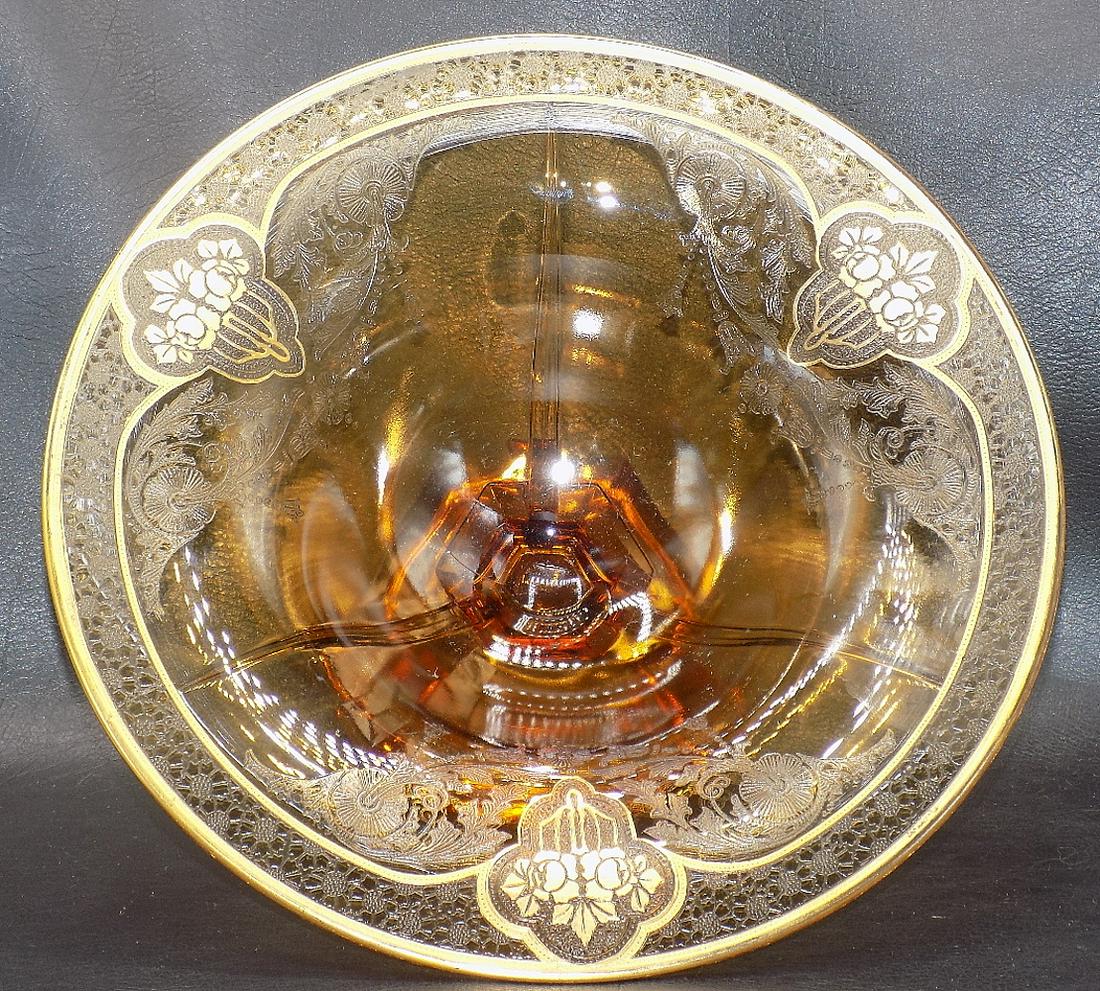 Very Fine Vintage Intaglio Etched Art Glass Pedestal Bowl: Very Fine Vintage Intaglio Etched Art Glass Pedestal Bowl. Amber glass. Great quality and detail. In very good original as found condition. 4 3/8 inches tall x 10 3/8 wide