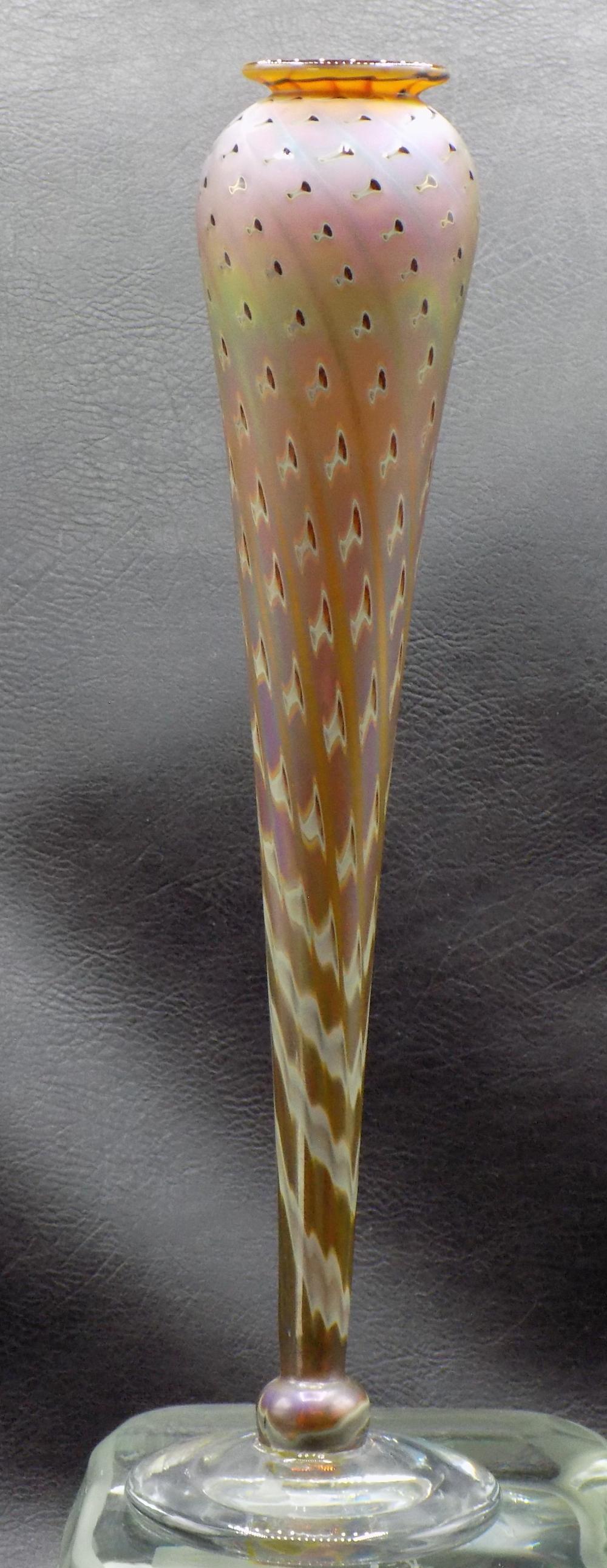 Marvelous Art Glass Artist Signed Vase. (1 of 10)