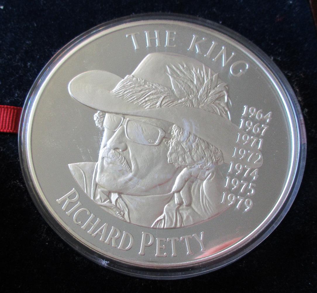 Fabulous Richard Petty 1 pound Silver Coin in Original Box (1 of 7)