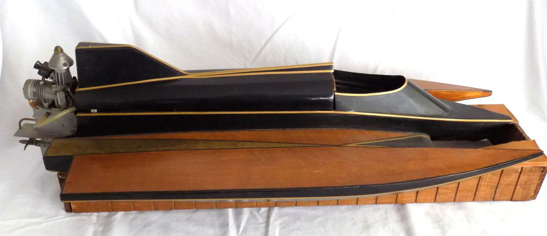 Great vintage large gas motor driven model boat (1 of 15)