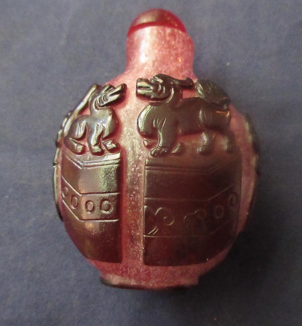 Splendid Peking Cameo snuff bottle (1 of 4)