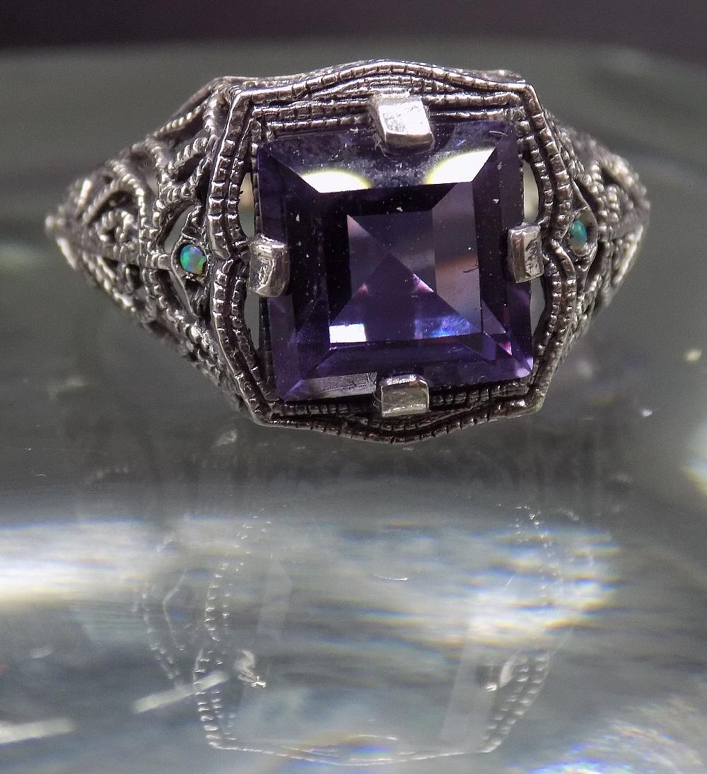 Beautiful 3 ½ ct. alexandrite sterling silver ring. (1 of 8)