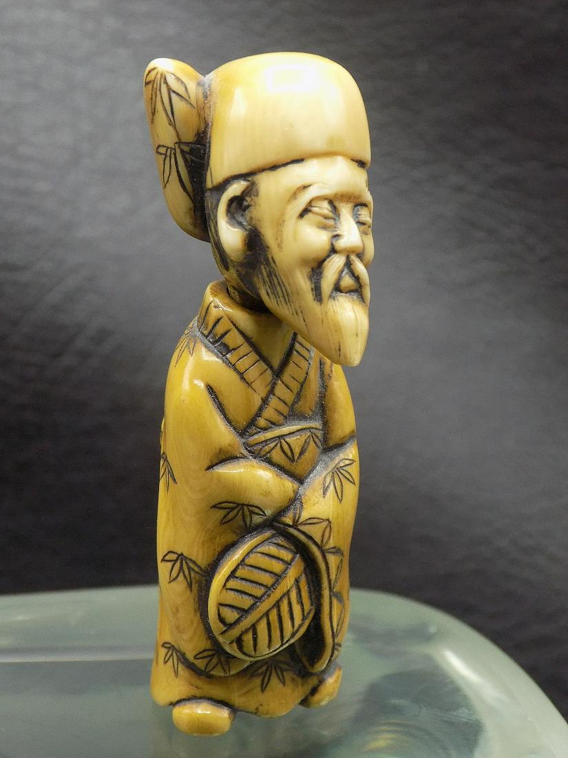 Wonderful vintage carved Oriental netsuke snuff bottle (1 of 9)