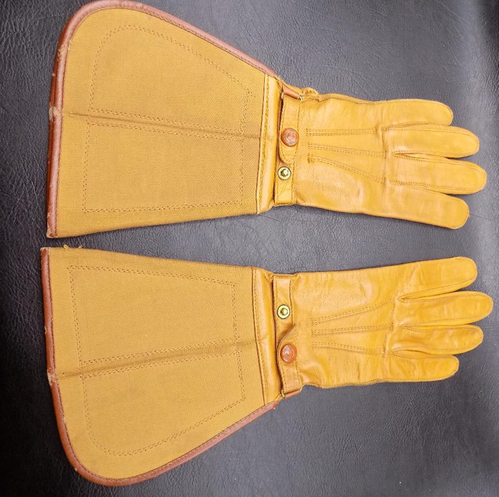 Early 1900s Ladies Auto Driving Gloves (1 of 8)