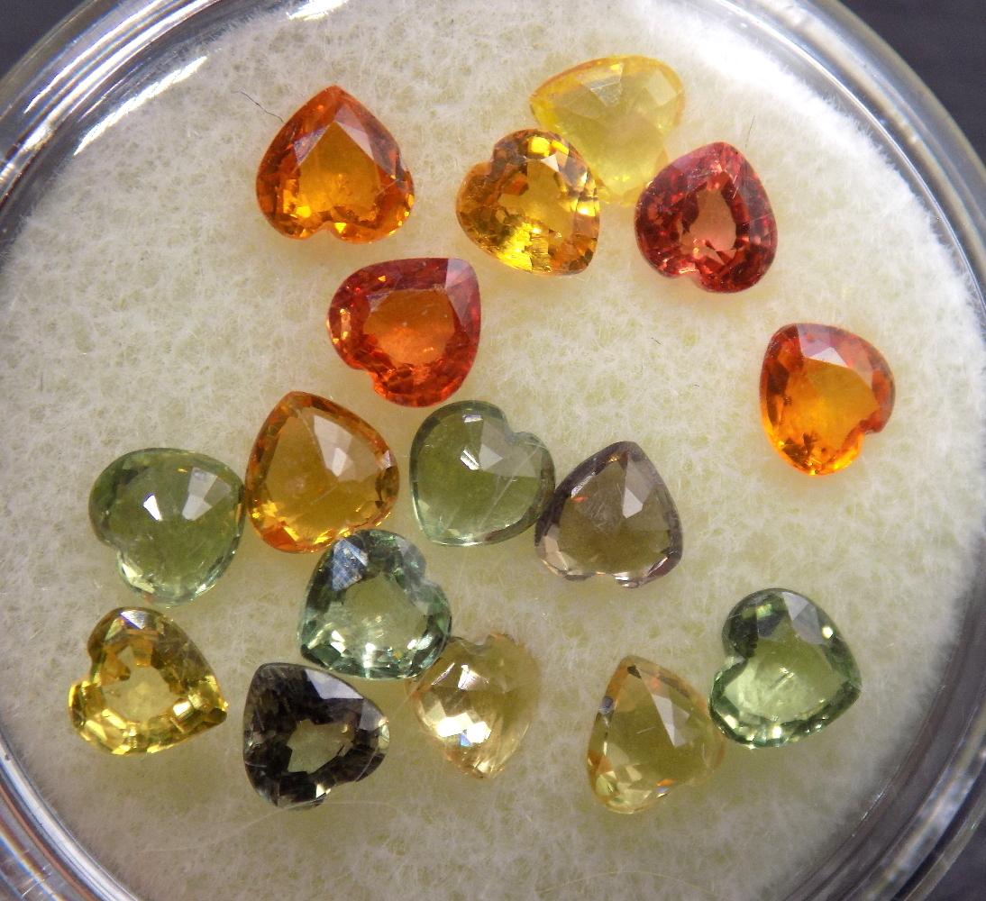 Collection of sapphires - multi colored: Collection of sapphires - multi colored. 4 18 cwt.. Heart shaped. Beautiful colors. Great quality and detail