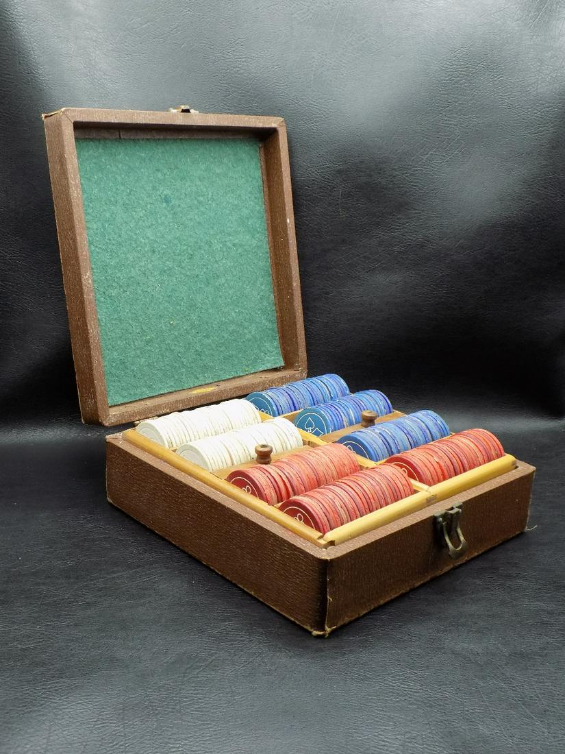 Vintage poker chips in original case (1 of 8)
