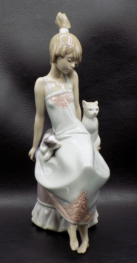 Charming vintage Lladro porcelain figure Girl with cats (1 of 10)