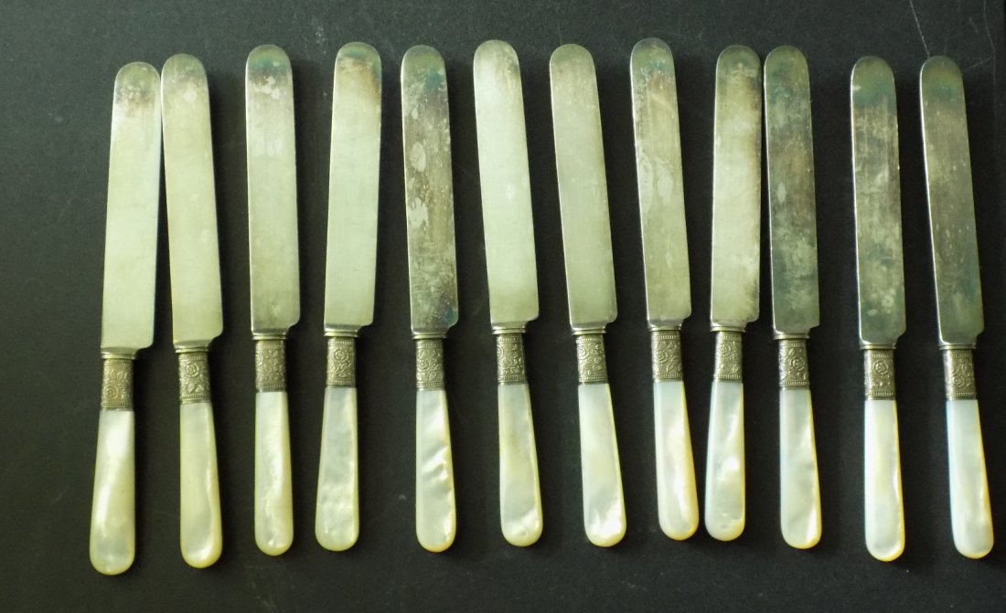 Nice lot of mother of pearl dinner knives. Landers, frary and Clark: Nice lot of mother of pearl dinner knives. Landers, frary and Clark. In very good original as found condition. Beautiful colors. Great quality and detail. Measure 7 ¾ inches long
