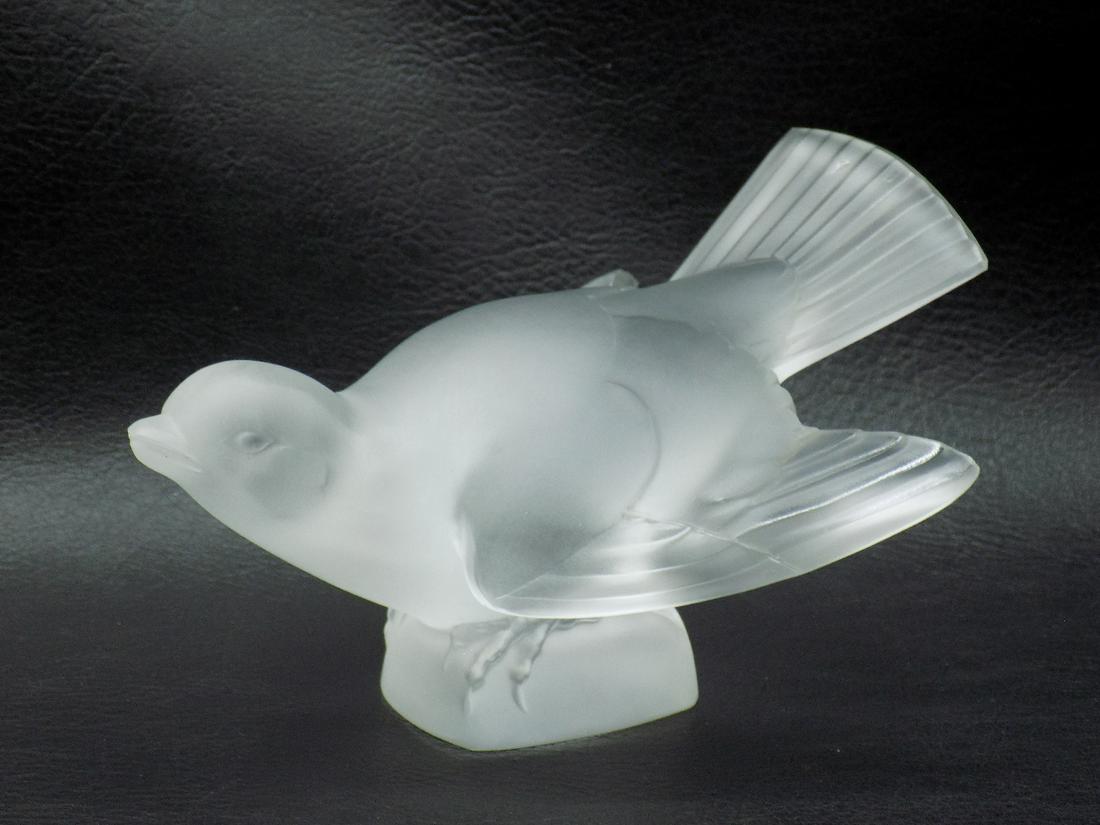 Vintage art glass signed Lalique bird: Vintage art glass signed Lalique bird. Signed on bottom as shown in photos. Great quality and detail. Beautiful frosted color. 5 ¼ inches long x 3 inches tall at tail