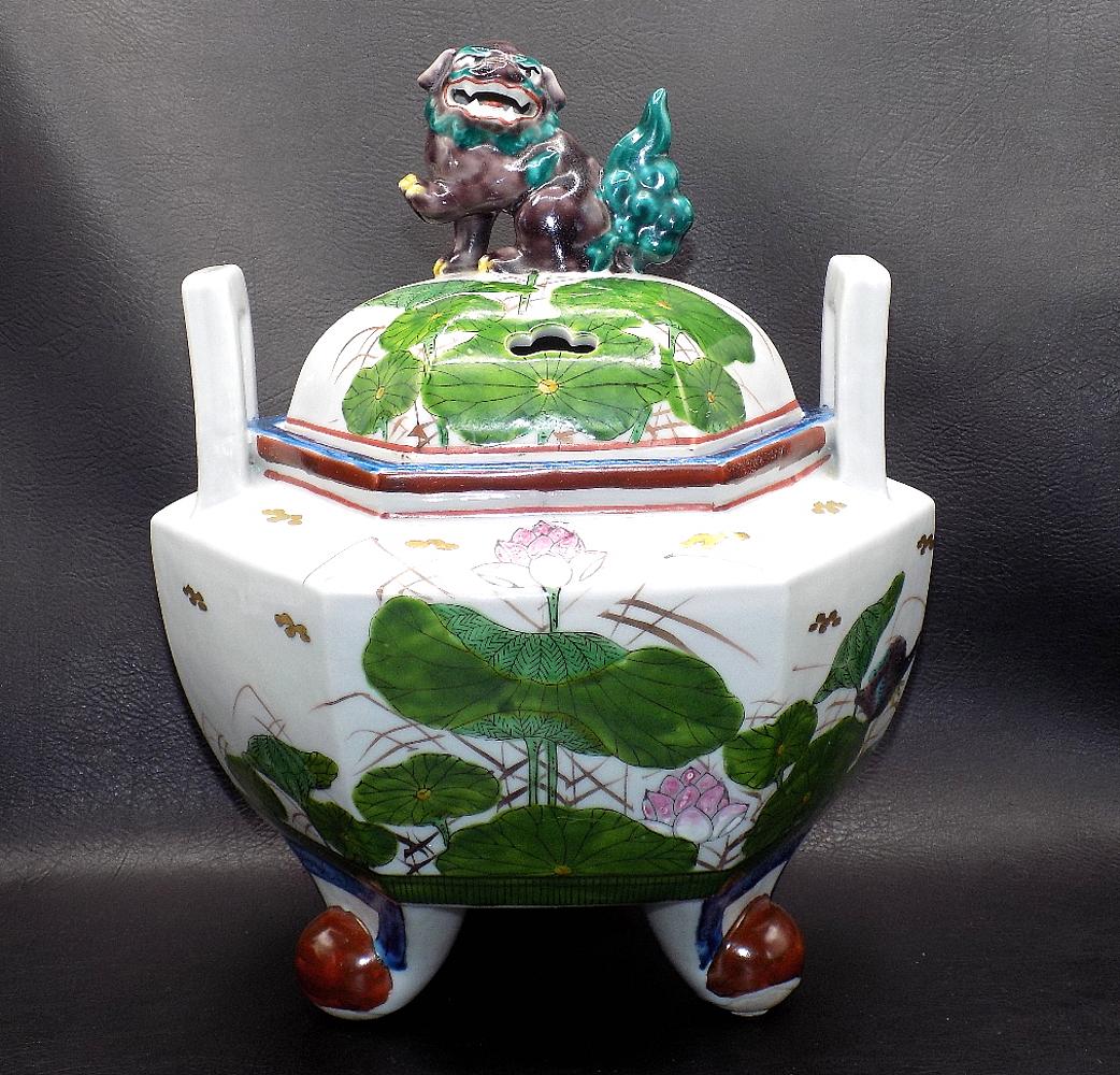 Vintage Oriental porcelain vase with foo dog lid. (1 of 16)