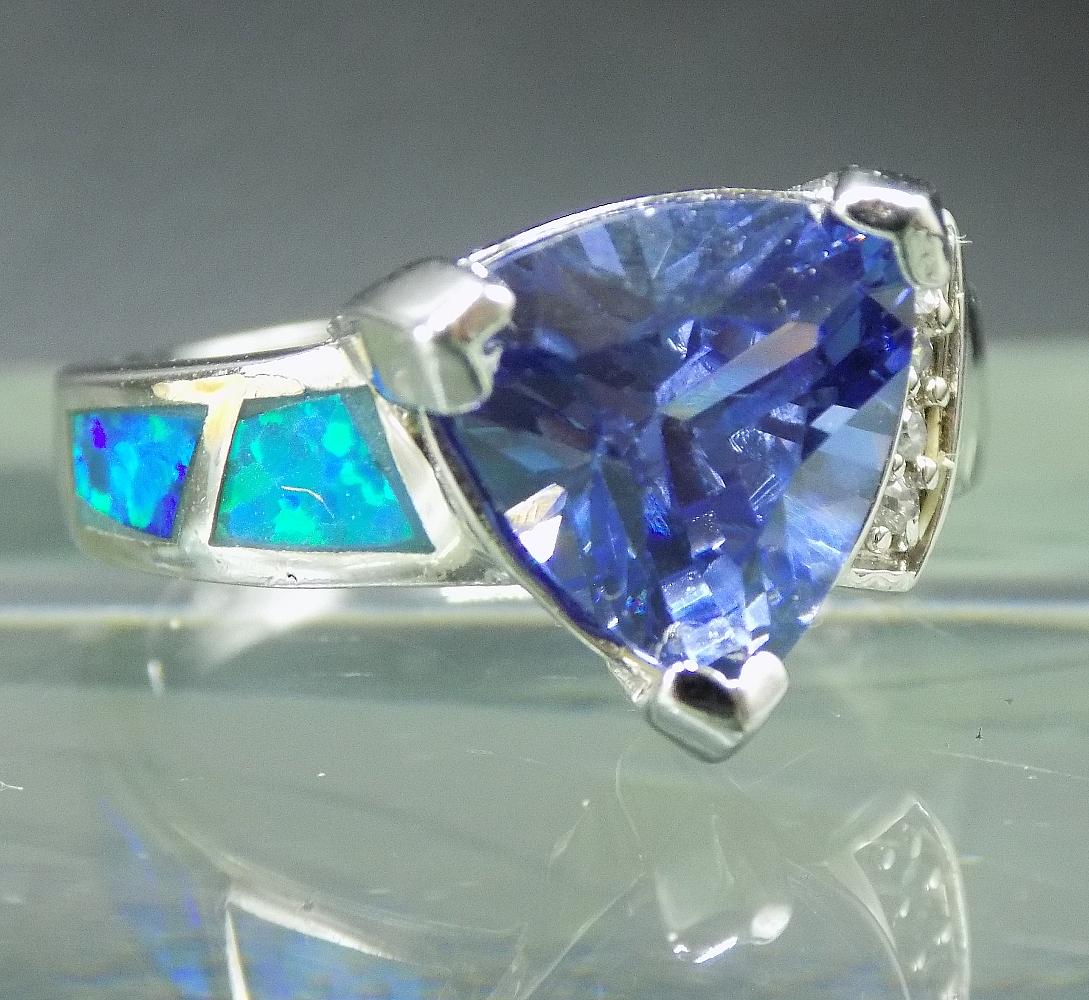 Beautiful 3 cwt sapphire and Australian fire opal sterling silver ring (1 of 7)