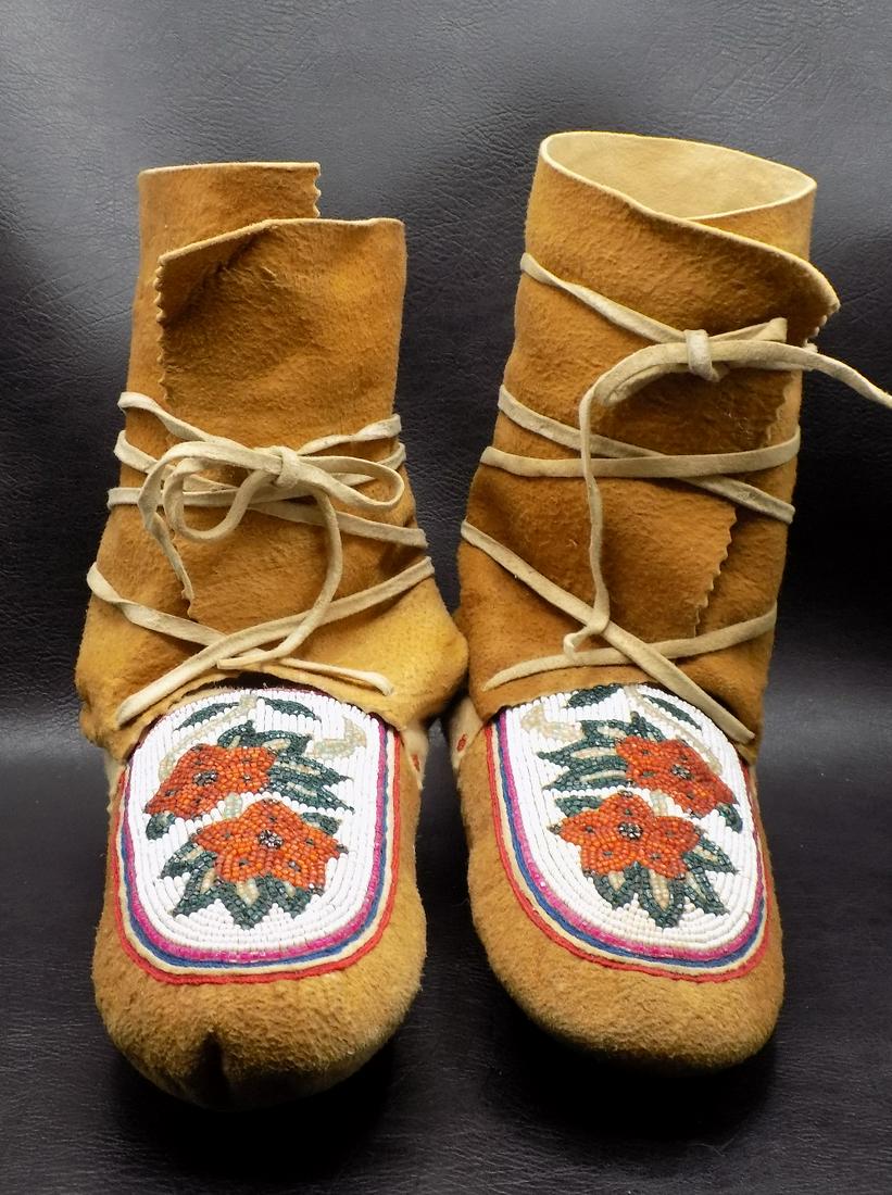 Beautiful vintage Native American Indian beaded boots (1 of 7)