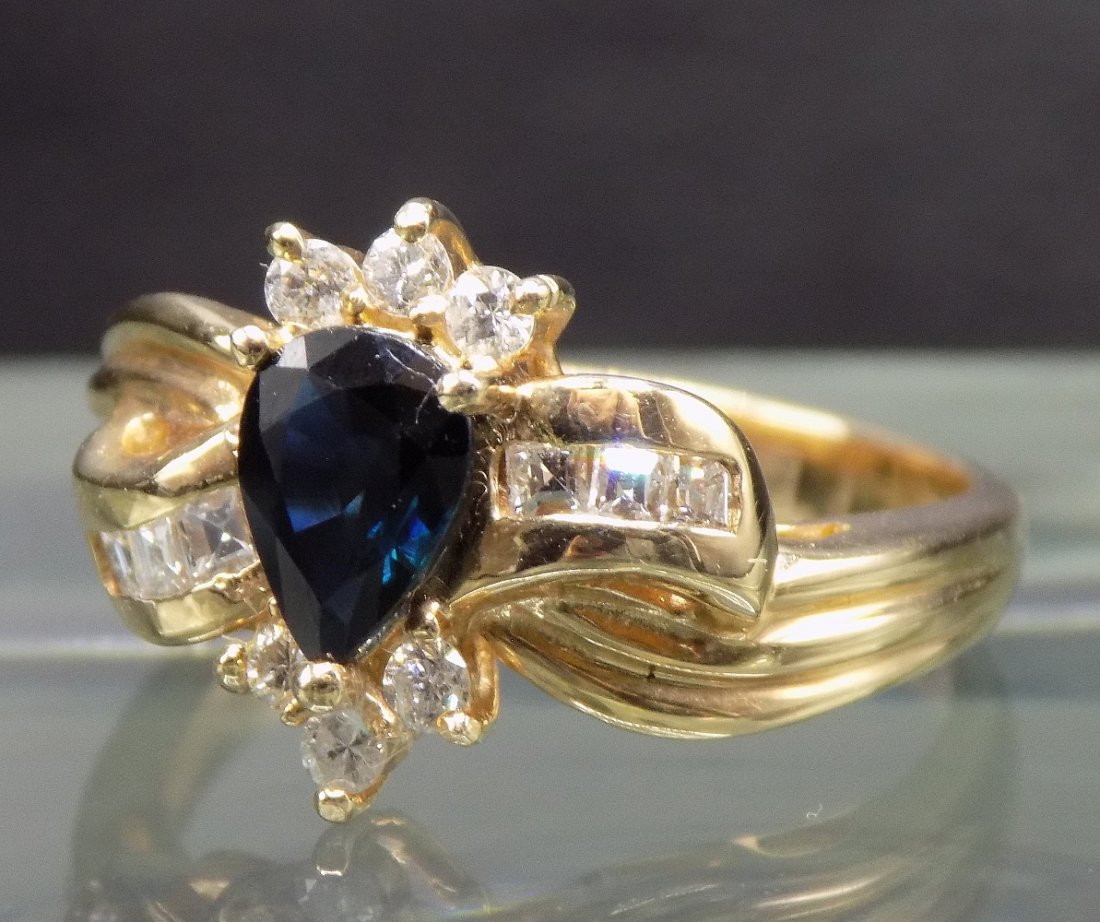 Beautiful 1 ½ ct Saphire and diamond 14 K gold ring. Size 6.: Beautiful 1 ½ ct Saphire and diamond 14 K gold ring. Size 6. Beautiful colors. Great quality and detai