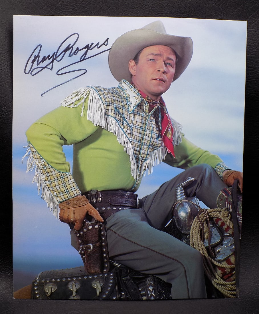 Vintage autographed Roy Rogers photograph. 1945 photo: Vintage autographed Roy Rogers photograph. 1945 photo. Please see photos for condition. measures 9 3/4 by 7 7/8 inches