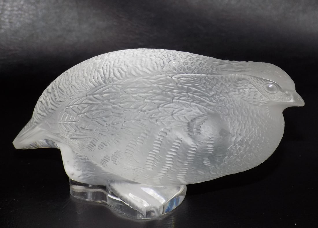 Splendid vintage art glass signed Lalique partridge: Splendid vintage art glass signed Lalique partridge. Great quality and detail. With script and paper label as shown in photos. 3 1/8 tall x 6 ¾ long