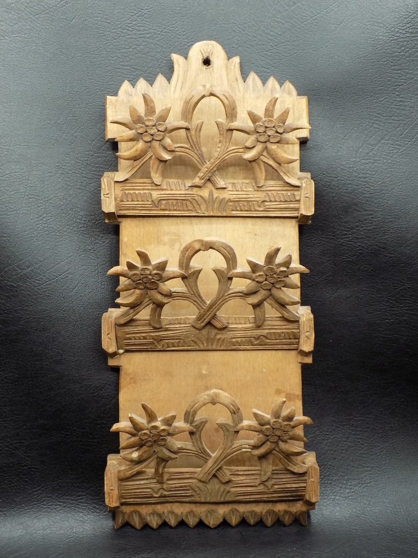 Vintage nicely carved wood letter holder: Vintage nicely carved wood letter holder. Three adjustable letter holders. Great quality and detail. 12 3/8 inches tall x 5 3/8 wide