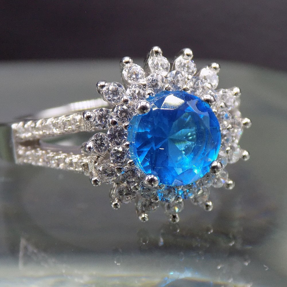 Beautiful 3 cwt blue topaz and white topaz sterling silver ring. (1 of 5)