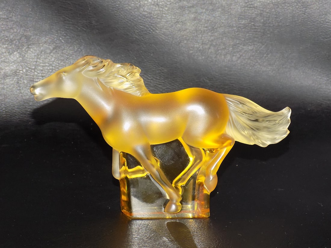 Great vintage amber art glass signed Lalique horse: Great vintage amber art glass signed Lalique horse. Signed in script on bottom as shown in photo. Great quality and detail. Beautiful amber glass horse with clear glass tail and mane. 4 3/8 inches tal
