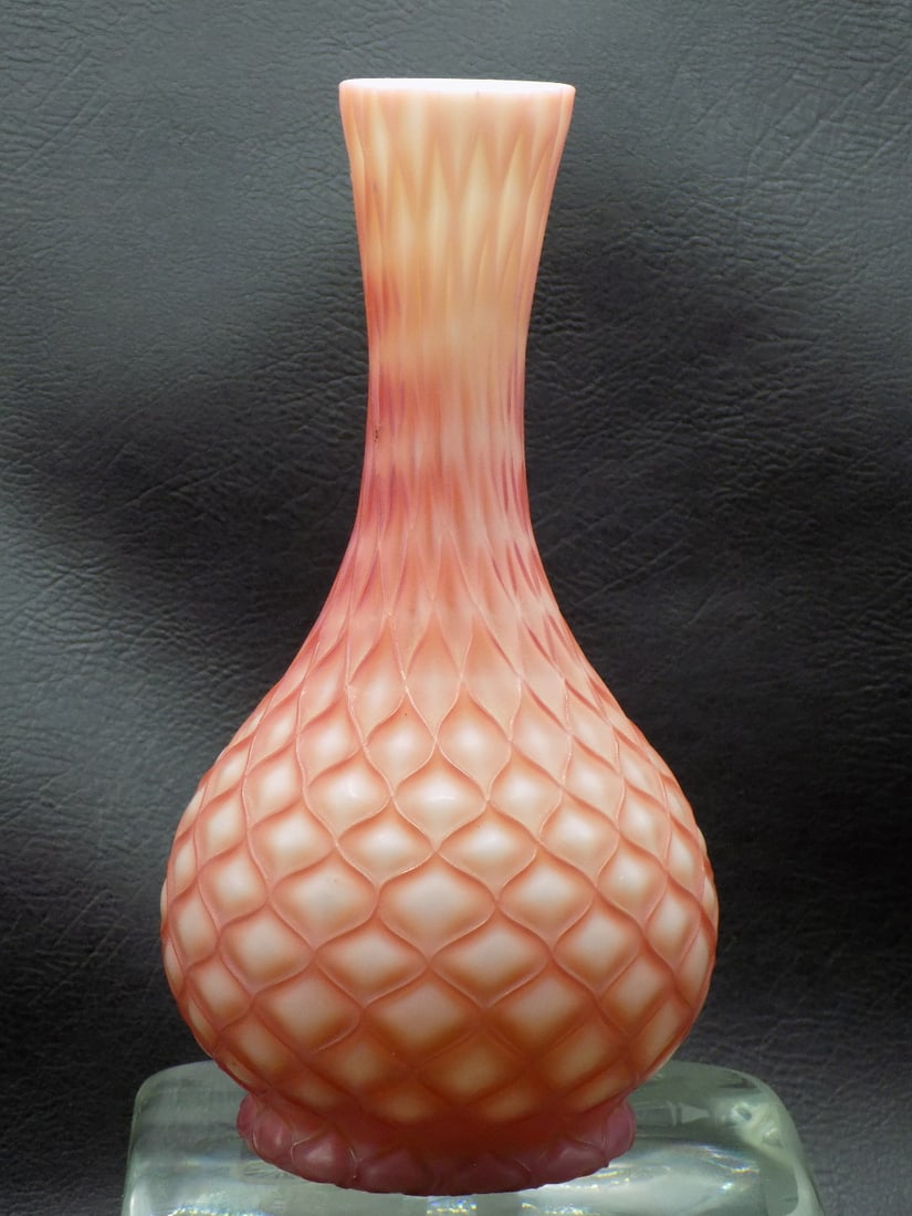 Lovely antique cut velvet diamond quilted pink satin art glass vase (1 of 7)