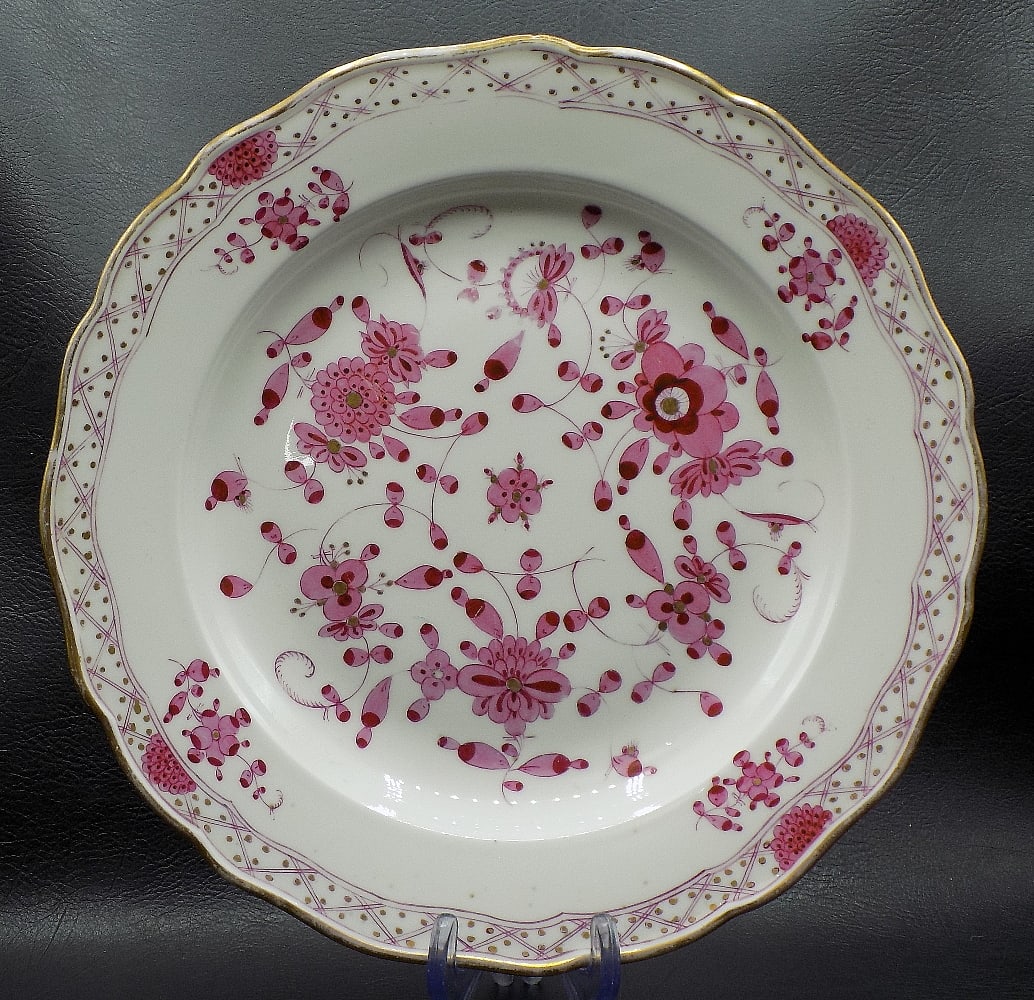 Beautiful early antique decorated Meissen bowl: Beautiful early antique decorated Meissen bowl. Beautiful colors. Great quality and detail. Marked on bottom with cross swords as shown in photos. 9 3/4 wide x 1 ¼ inches tall