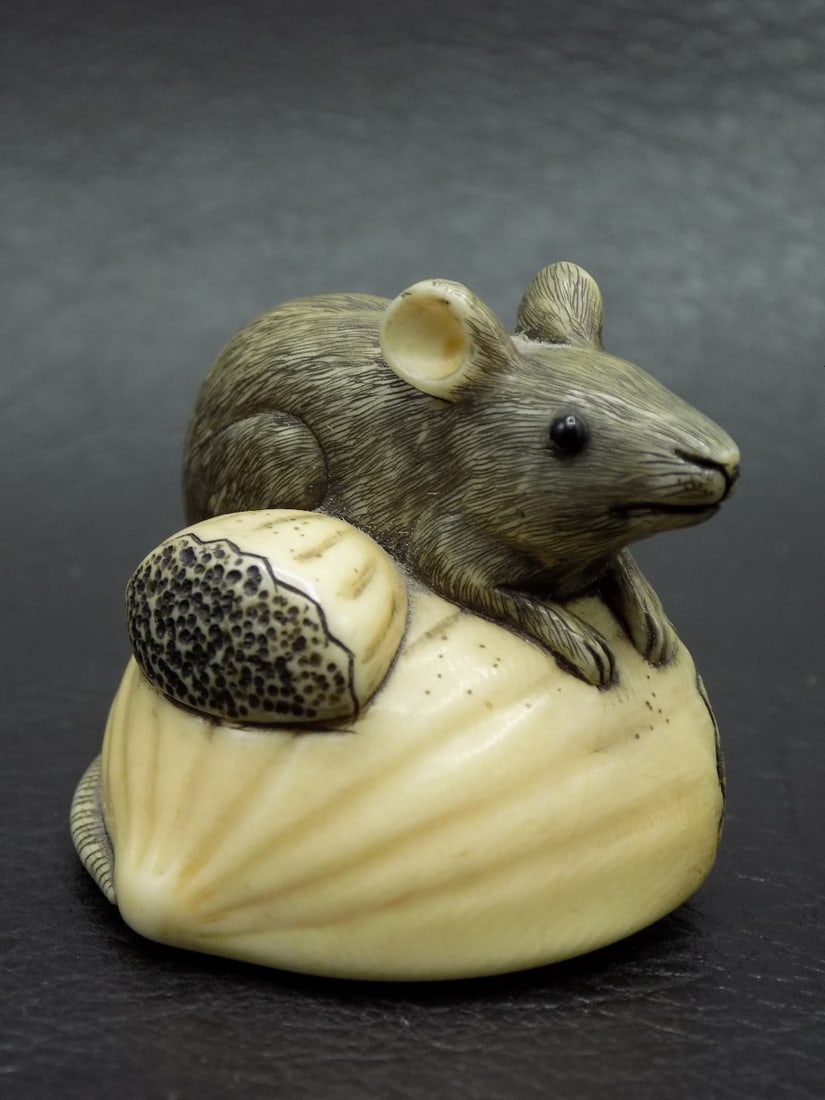Vintage finely carved Oriental Netsuke mouse (1 of 11)