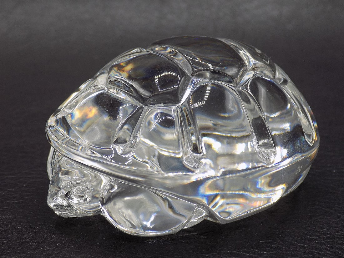 Vintage signed Steuben art glass turtle: Vintage signed Steuben art glass turtle. Great quality. Signed on bottom as shown in photo. 1 ¼ tall x 2 ½ long