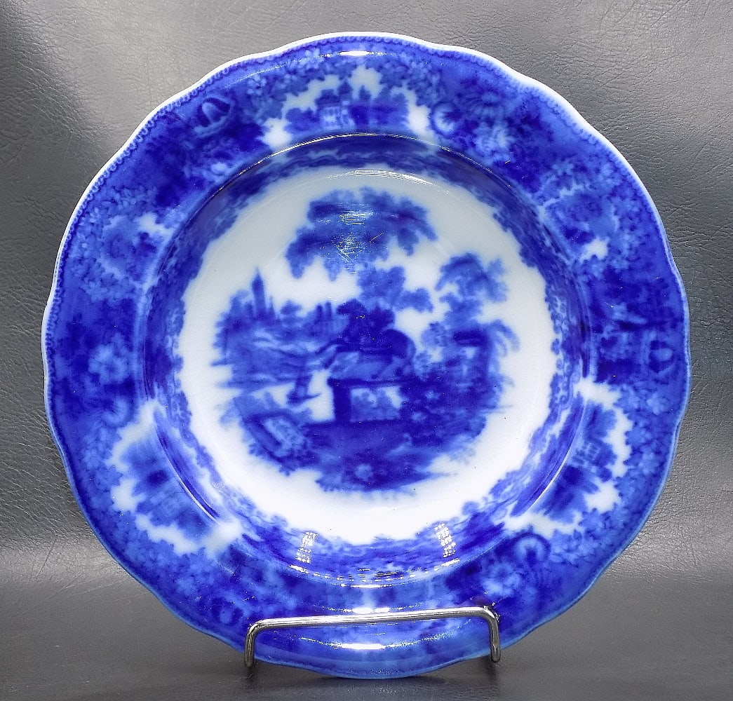 Beautiful Flow Blue bowl with statue: Beautiful Flow Blue bowl with statue. Great quality and detail. Marked on back as shown in photo. 9 inch diameter