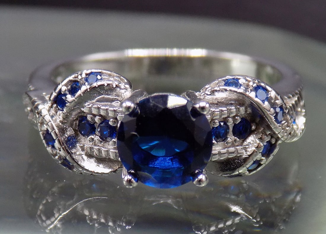 Beautiful 2 cwt blue sapphires sterling silver ring (1 of 6)