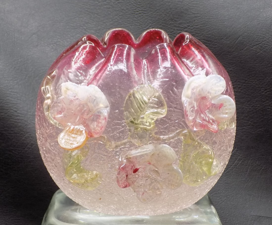 Unusual vintage Webb or Stevens and Williams art glass rose bowl: Unusual vintage Webb or Stevens and Williams art glass rose bowl. Has Vaseline colored leaves. Cranberry to clear crackle glass. Great quality and detail. In very good original as found condition. 4 7