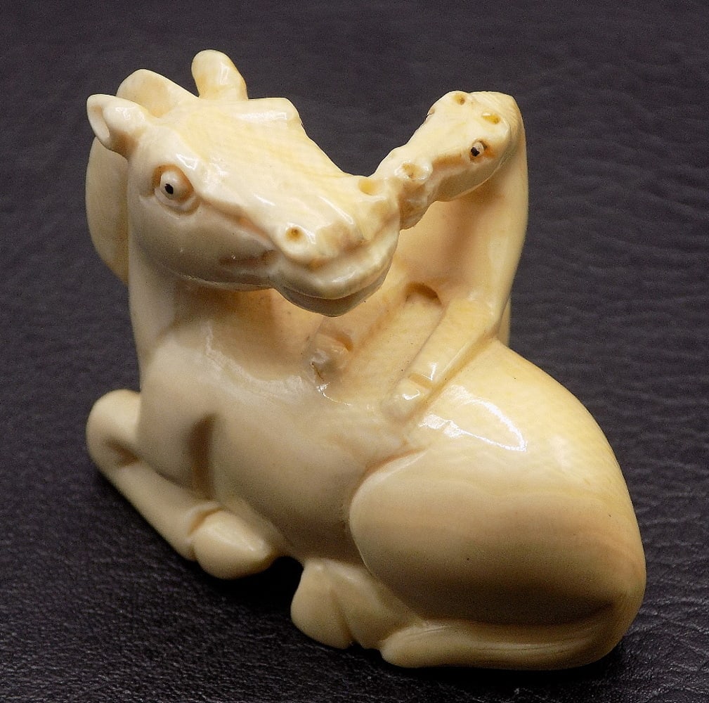Vintage hand carved Oriental Netsuke of horses (1 of 9)