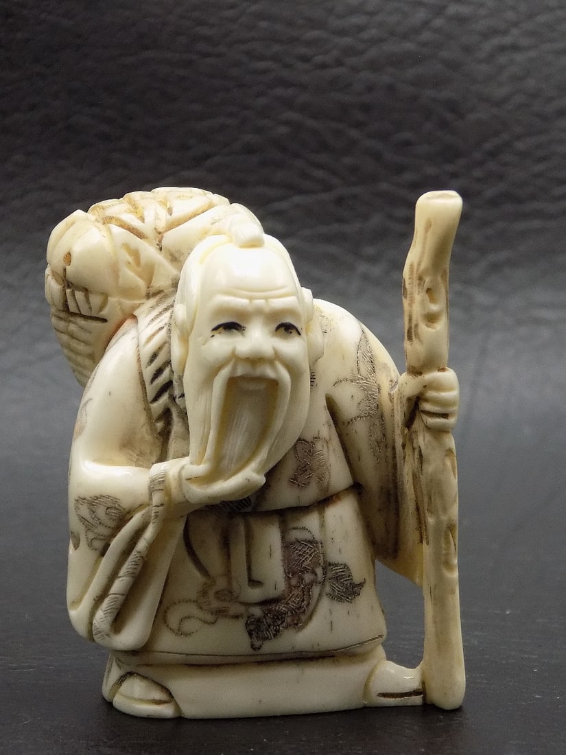 Vintage nicely carved Oriental Netsuke. (1 of 8)