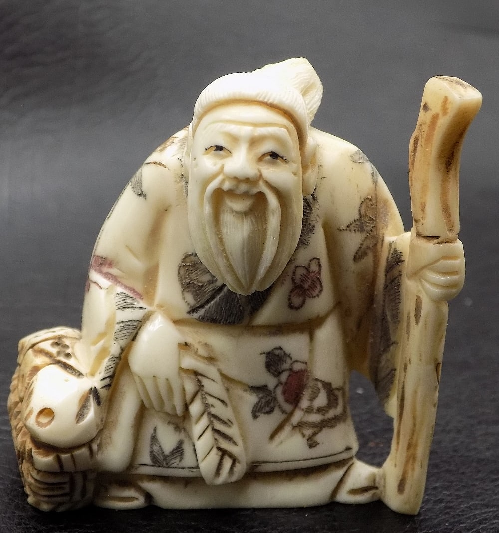 Nicely carved vintage Oriental Netsuke of man (1 of 8)