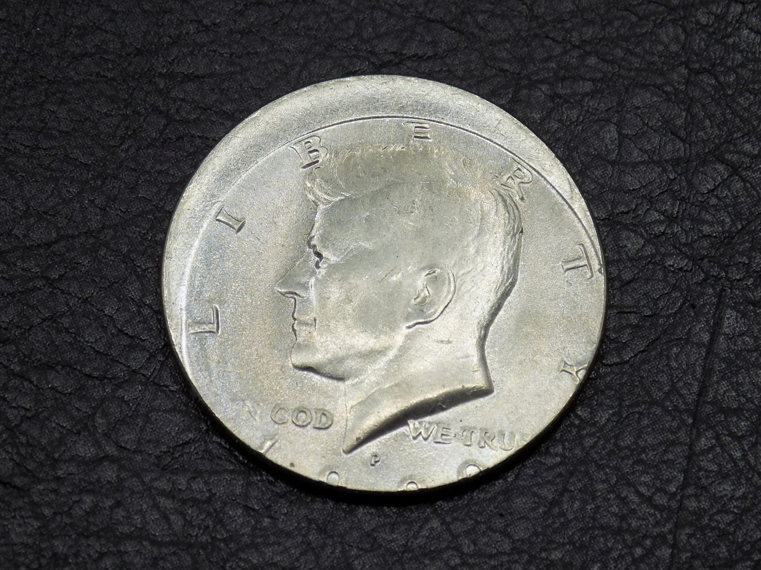 Uncirculated 1990 Kennedy error half dollar.: Uncirculated 1990 Kennedy error half dollar. Please see photos to grade