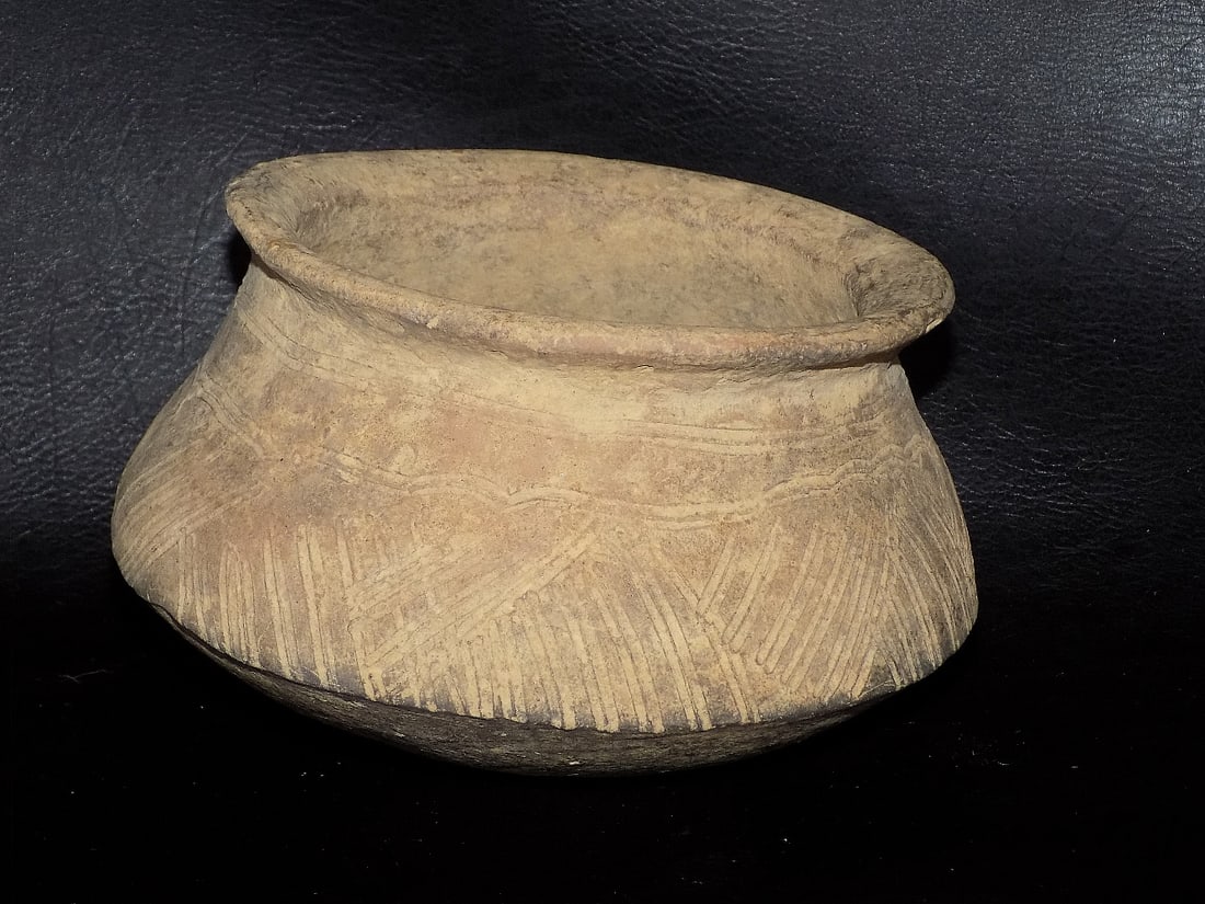 Ancient decorated Native American Indian pottery bowl. (1 of 8)