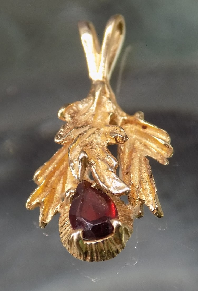 Beautiful ruby 14k gold pendant. (1 of 4)