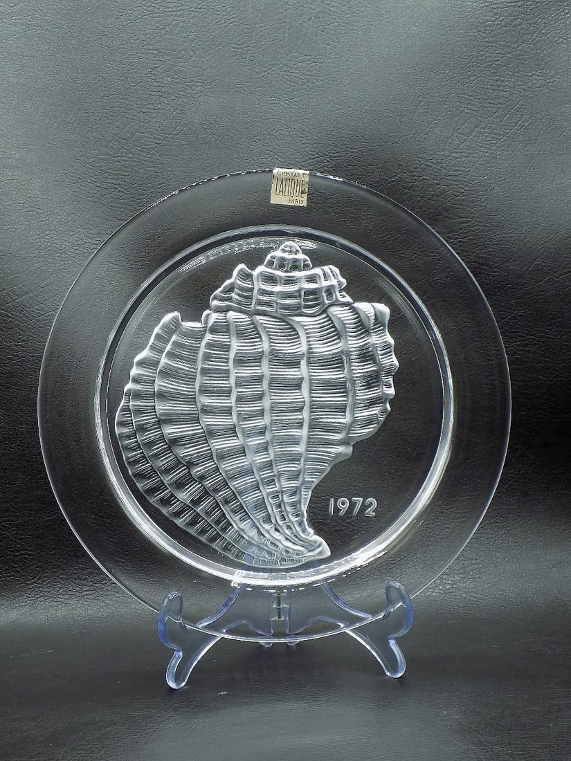 Vintage Lalique France art glass plate with seashell: Vintage Lalique France art glass plate with seashell. Dated 1972. Signed in script and label as shown in photo. Great quality and detail. In very good original as found condition. 8 ¼ inch diam