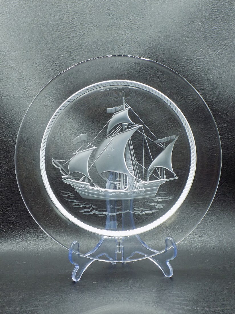 Vintage Lalique France art glass plate with sailing ship: Vintage Lalique France art glass plate with sailing ship. Signed in script and label as shown in photo. Great quality and detail. In very good original as found condition. 8 1/2 inch diameter