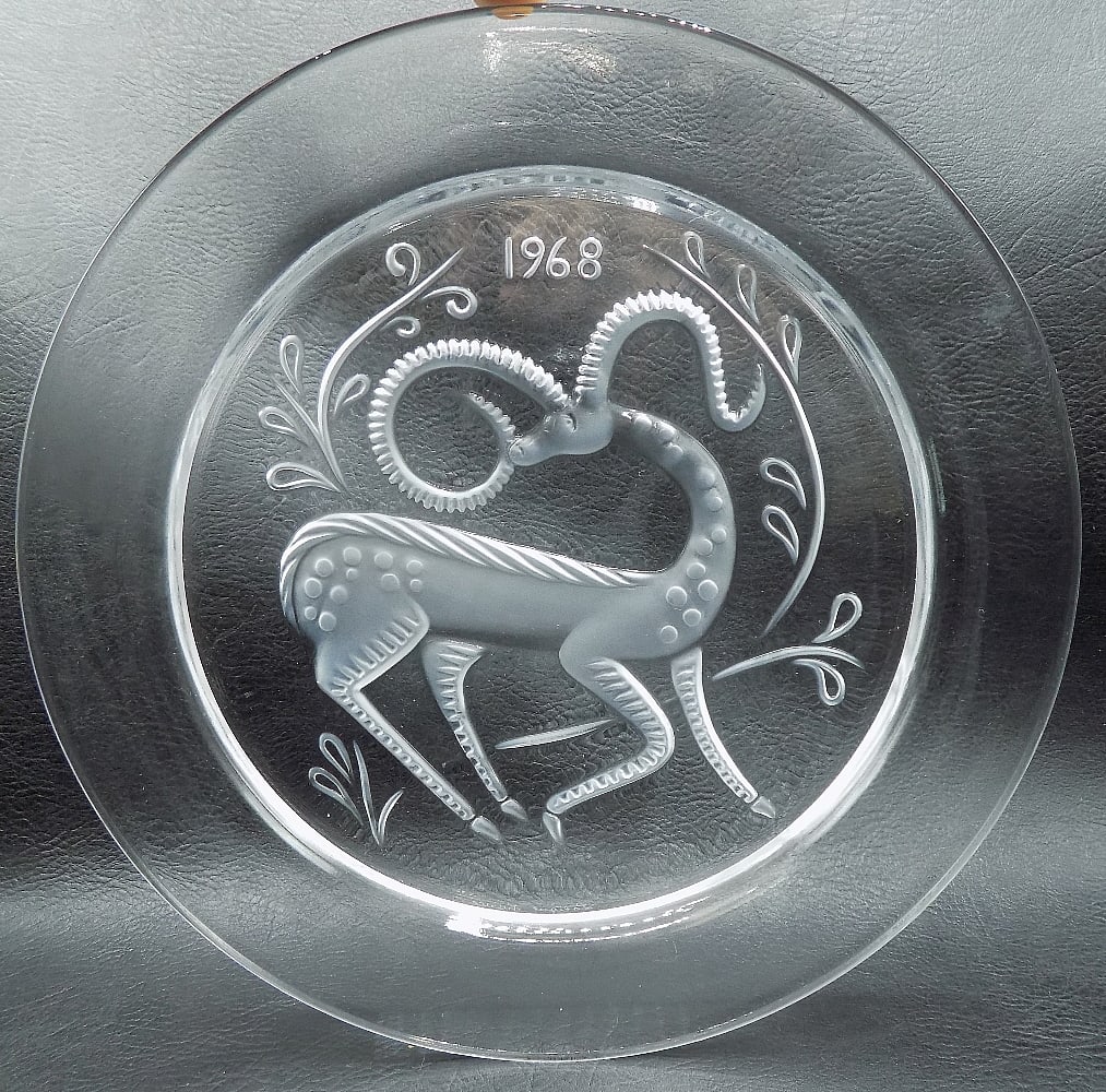 Vintage Lalique France art glass plate with gazelle: Vintage Lalique France art glass plate with gazelle. Dated 1968. Signed in script and label as shown in photo. Great quality and detail. In very good original as found condition. 8 ¼ inch diamete