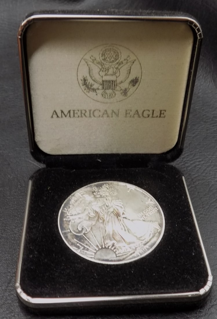 Brilliant uncirculated 1993 American silver Eagle coin (1 of 4)