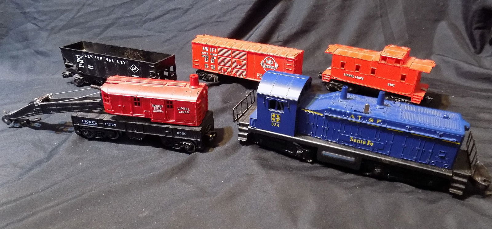 Vintage 5 piece Lionel Santa Fe train set (1 of 8)
