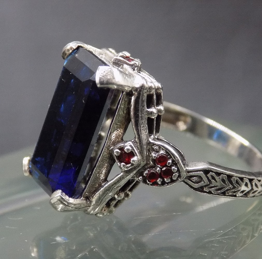 Beautiful 10 cwt blue sapphire and ruby sterling silver ring (1 of 6)