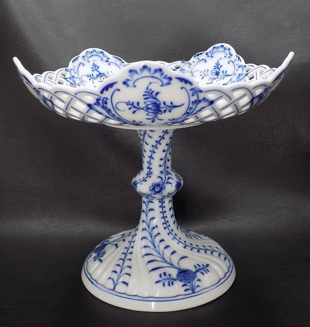 Beautiful vintage Meissen blue and white decorated compote (1 of 10)