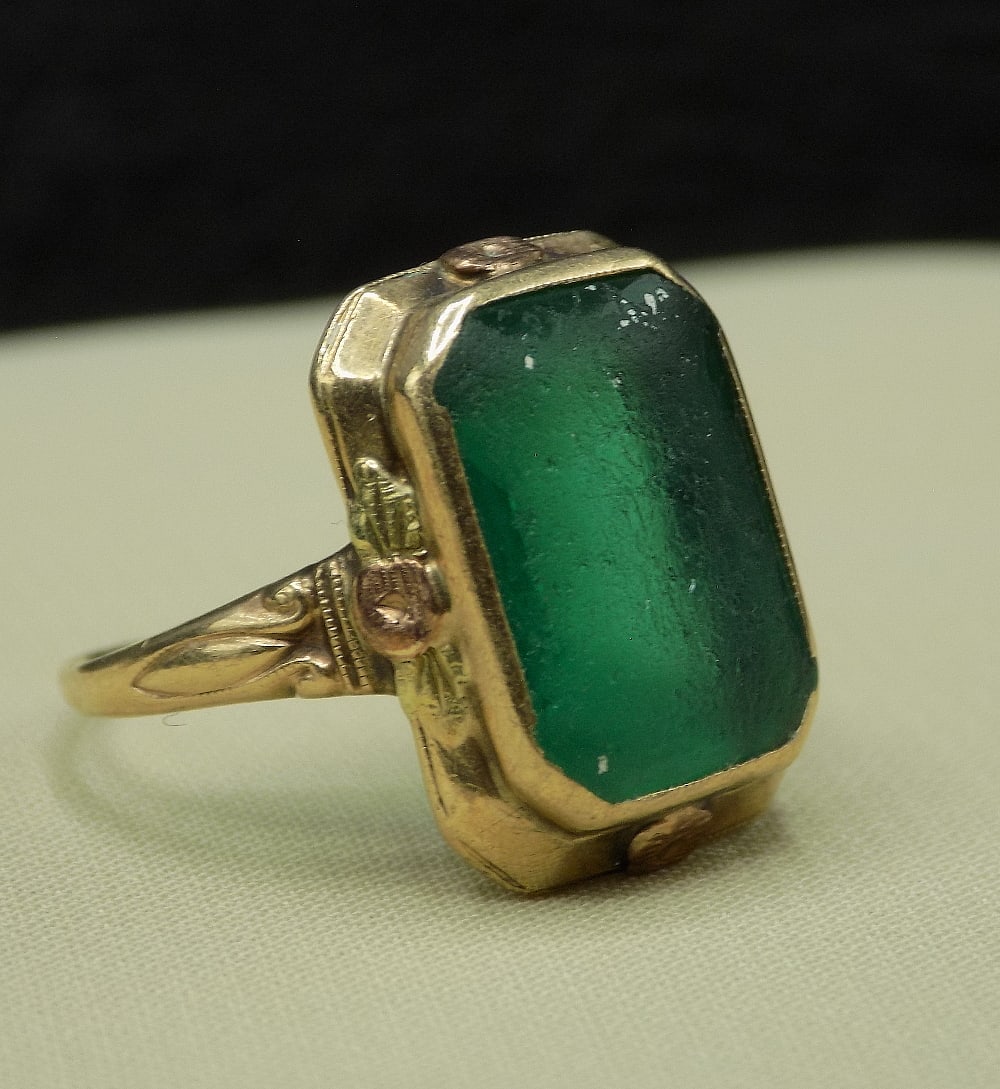 Beautiful vintage  6 ct emerald 10 k gold ring (1 of 5)