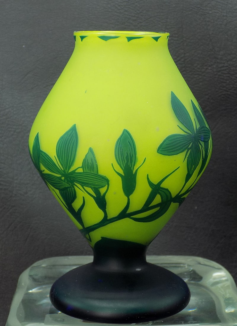 Nice vintage French cameo art glass vase signed Richard (1 of 9)