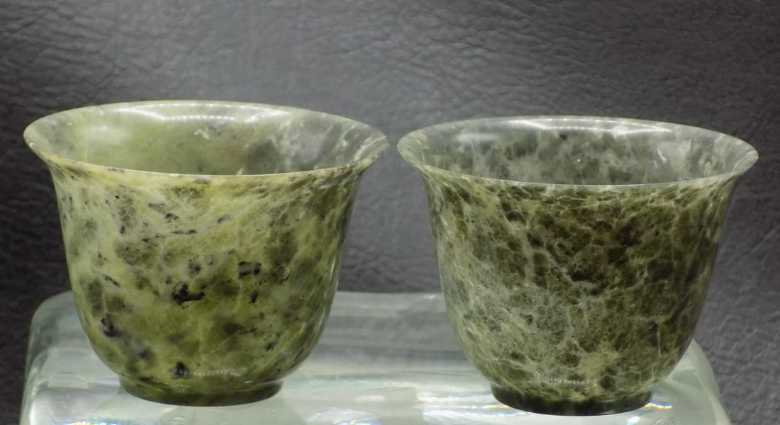 Two vintage Oriental spinach jade cups (1 of 6)