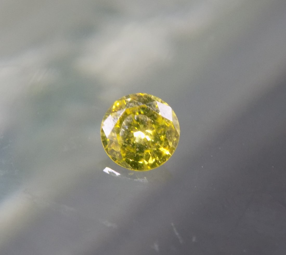 Beautiful yellow diamond gemstone: Beautiful yellow diamond gemstone. 4 mm. Great quality and detail