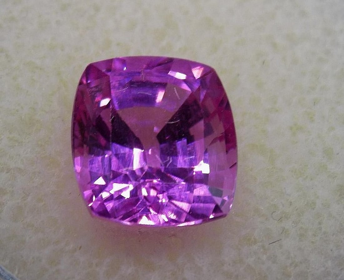 Beautiful approximately 5 ct. pink sapphire gemstone.: Beautiful approximately 5 ct. pink sapphire gemstone. Lab created. Please use photos to judge quality
