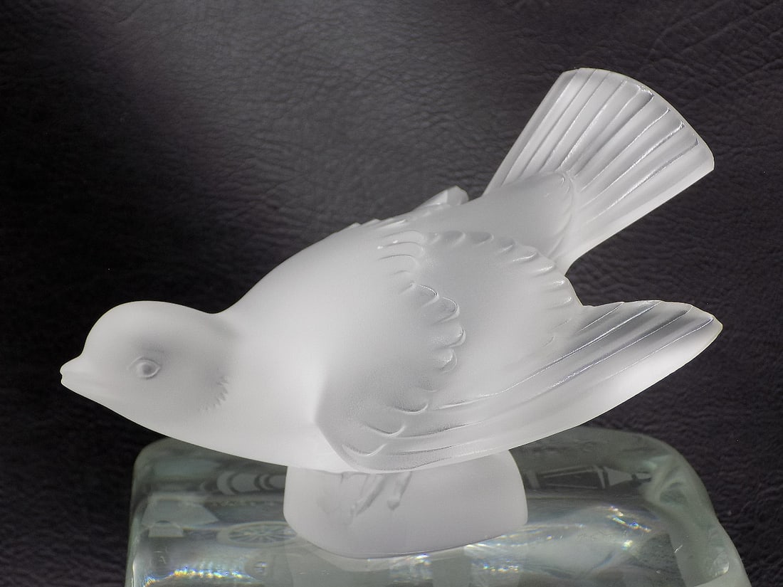 Vintage signed Lalique art glass bird: Vintage signed Lalique art glass bird. Signed on base as shown in photo. Great quality and detail. In very good original as found condition. 5 ¼ long x 3 ¾ wide s 3 3/8 inches tall