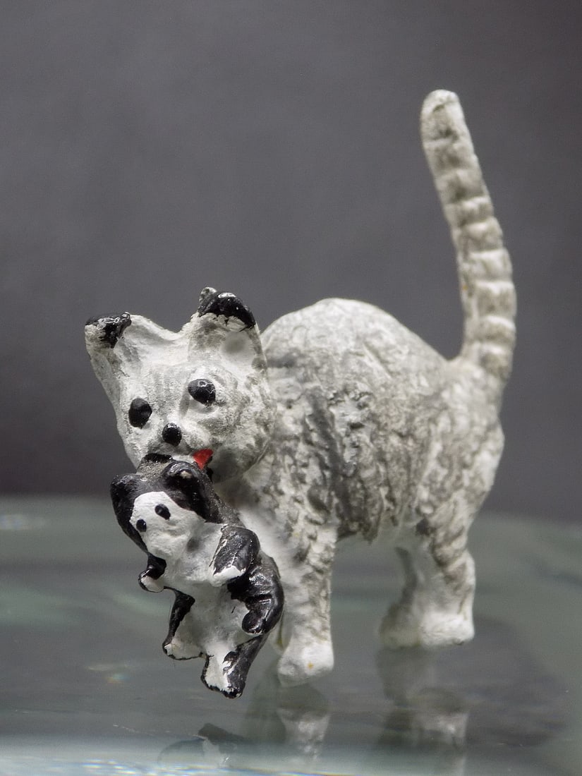 Cute Vintage Vienna cold painted Bergman bronze cat carrying kitten (1 of 5)