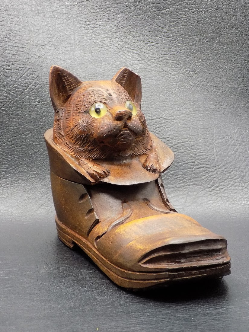 Unusual hand carved antique Black Forest cat in shoe inkwell (1 of 8)